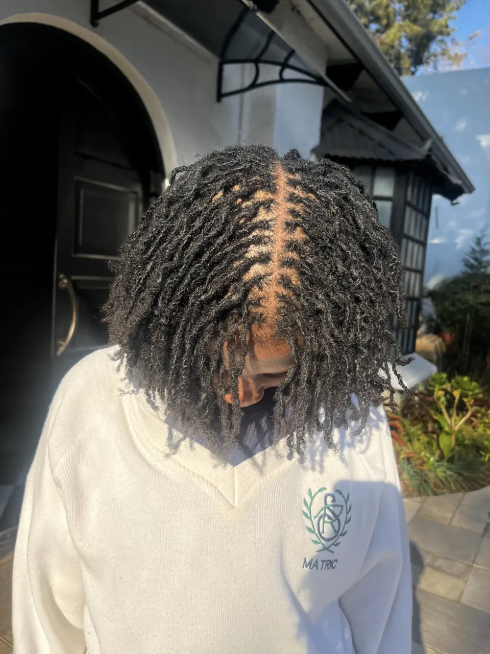 Micro locs with a defined centre part